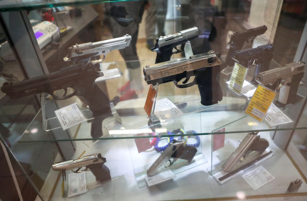 Здымак мае ілюстрацыйны характар. Газавыя пісталеты для самаабароны ў венгерскай зброевай краме. (Фота: Bernadett Szabo / Reuters / Forum)