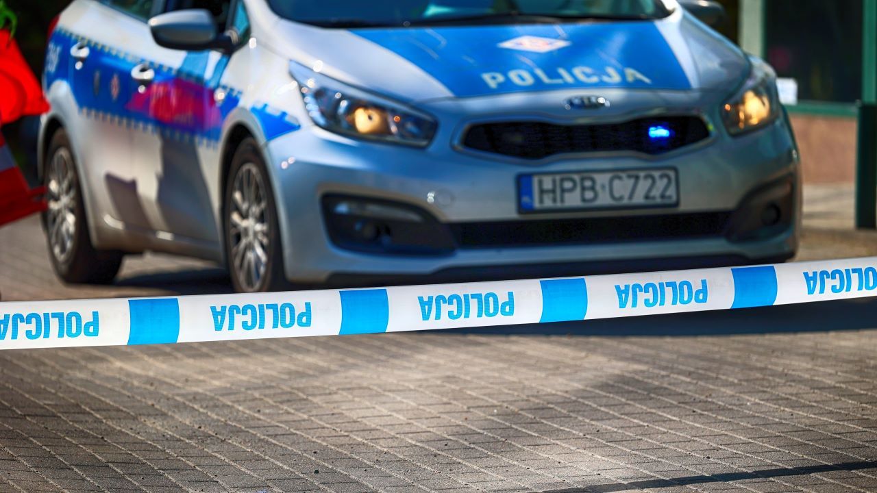 Z metalową pałką na policjantów. Funkcjonariusze zaczęli strzelać