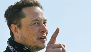 Elon Musk jest zdecydowany rozpocząć produkcję własnych smartfonów (fot. Patrick Pleul - Pool/Getty Images)