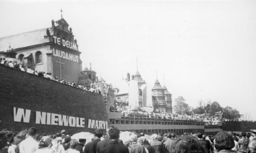 Do Częstochowy przybyły tysiące ludzi, którzy 2 maja 1966 roku zgromadzili się na jasnogórskich wałach. Fot. NAC