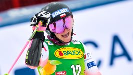 Maryna Gąsienica-Daniel (fot. PAP/EPA) Na zdjęciu widzimy Marynę Gąsienicę-Daniel tuż po zakończeniu przejazdu w zawodach alpejskiego Pucharu Świata w Soelden. Zawodniczka, ubrana w kask z logo "SOLBET" i charakterystyczne lustrzane gogle, emanuje radością i dumą. Jej numer startowy "12" oraz widoczne logo sponsora "RAUCH" podkreślają profesjonalny charakter wydarzenia. Maryna unosi kijek narciarski w geście triumfu — to moment pełen emocji, który symbolizuje udany początek sezonu i poprawę formy (fot. PAP/EPA)