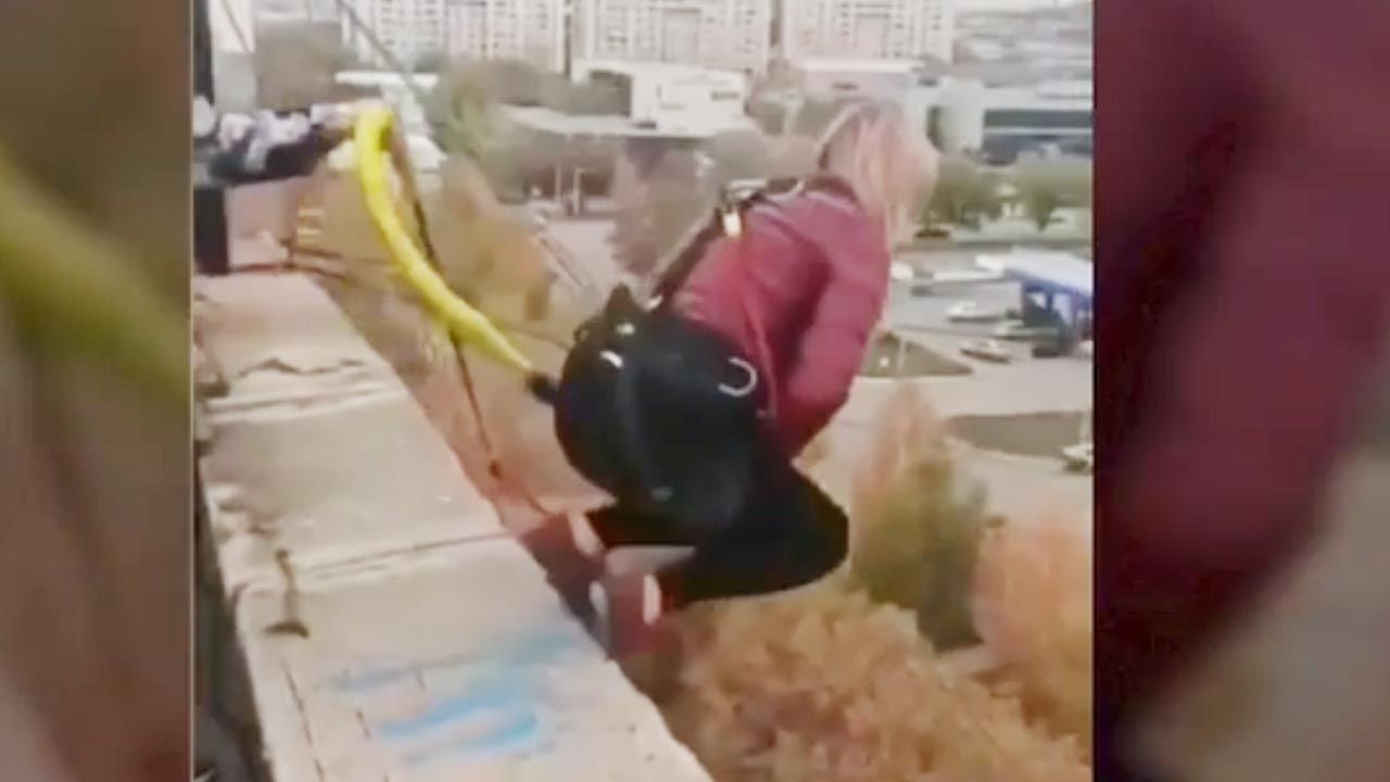 Kobieta spadła z wysokości 25 m (fot. You Tube) Kobieta spadła z wysokości 25 m (fot. You Tube)