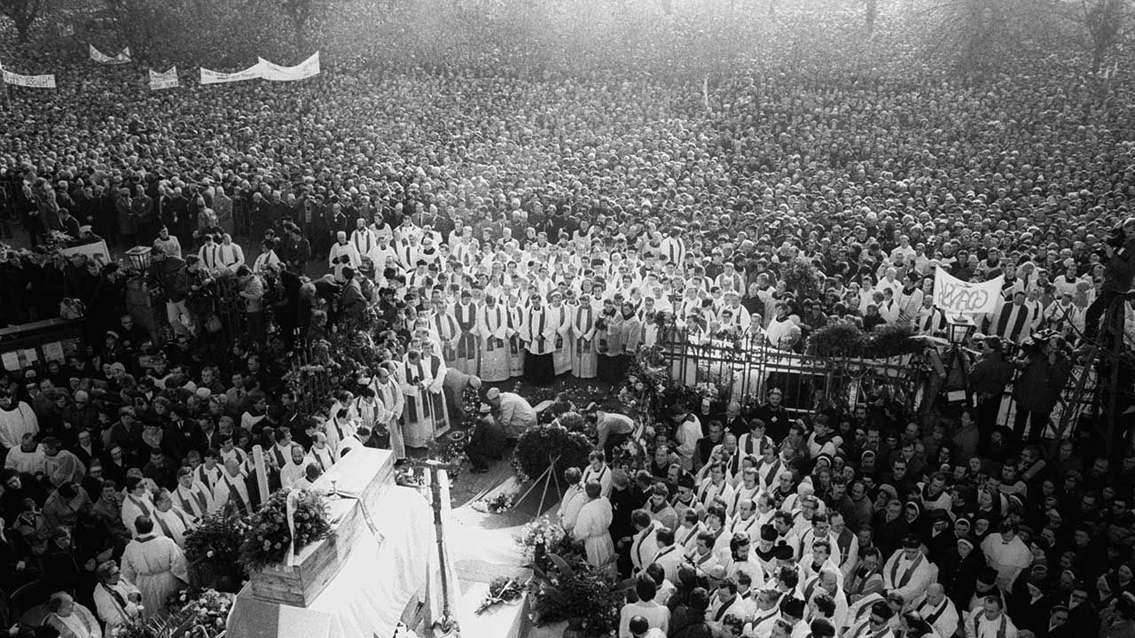 Pogrzeb księdza Jerzego Popiełuszki w kościele Świętego Stanisława Kostki na Żoliborzu (fot. arch. PAP/Wojciech Kryński) Pogrzeb księdza Jerzego Popiełuszki w kościele Świętego Stanisława Kostki na Żoliborzu (fot. arch. PAP/Wojciech Kryński)