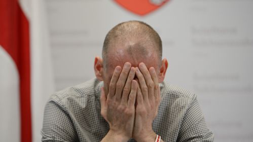 Муж лидера беларусских демсил, политзаключенный Сергей Тихановский не удержался от слез во время пресс-конференции после освобождения. Вильнюс, Литва, 22 июня 2025 года