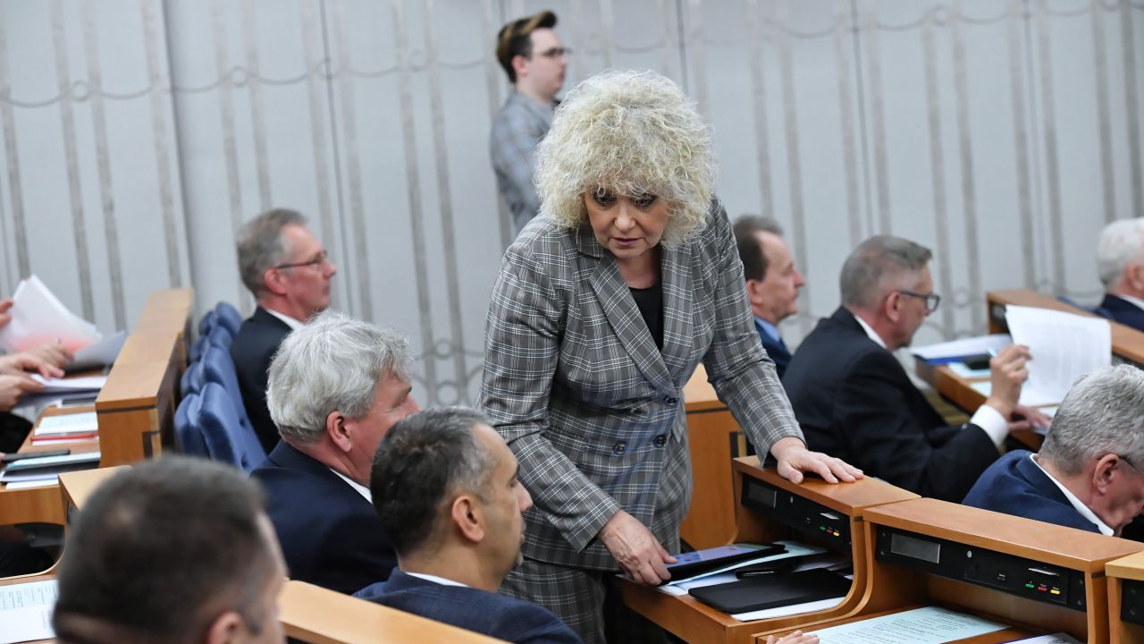 Senator PiS Maria Koc (C) na sali plenarnej Senatu (fot.PAP/Piotr Nowak)