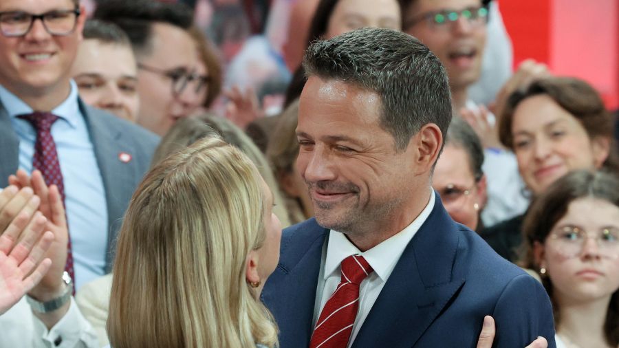 Kandydat KO w wyborach prezydenckich, prezydent Warszawy Rafał Trzaskowski z żoną Małgorzatą w sztabie wyborczym w Warszawie /PAP/Paweł Supernak