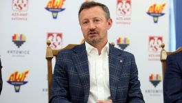 Adam Małysz (fot. PAP/Jarek Praszkiewicz) Adam Małysz podczas konferencji prasowej w Akademii Wychowania Fizycznego w Katowicach. Legendarny skoczek narciarski i prezes Polskiego Związku Narciarskiego odnosi się do kwestii sankcji wobec sportowców z Rosji i Białorusi. Małysz podkreślił, że sport nie może być oderwany od rzeczywistości politycznej i że odpowiedzialność za działania państw powinna być odczuwalna także w środowisku sportowym (fot. PAP/Jarek Praszkiewicz)