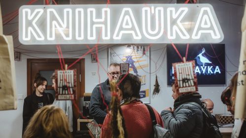 Прэзентацыя кнігі Макара Валынкіна «Ніці» ў кнігарні «Кнігаўка». Варшава, Польшча. 2 лістапада 2025 года. Фота: Рауль Дзюк / Белсат