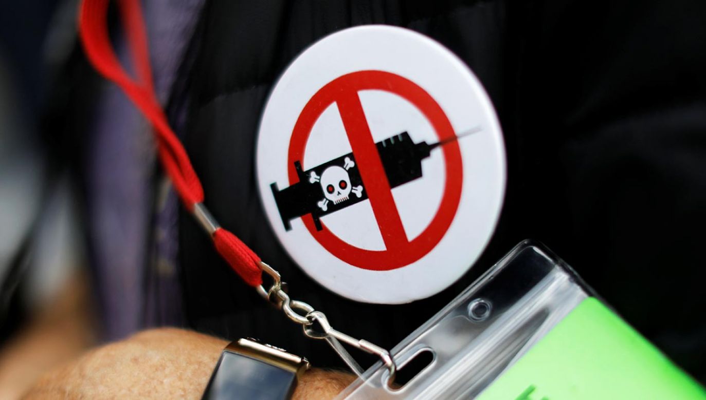 Protesty antyszczepionkowców (fot. Forum/Reuters/MIKE SEGAR)