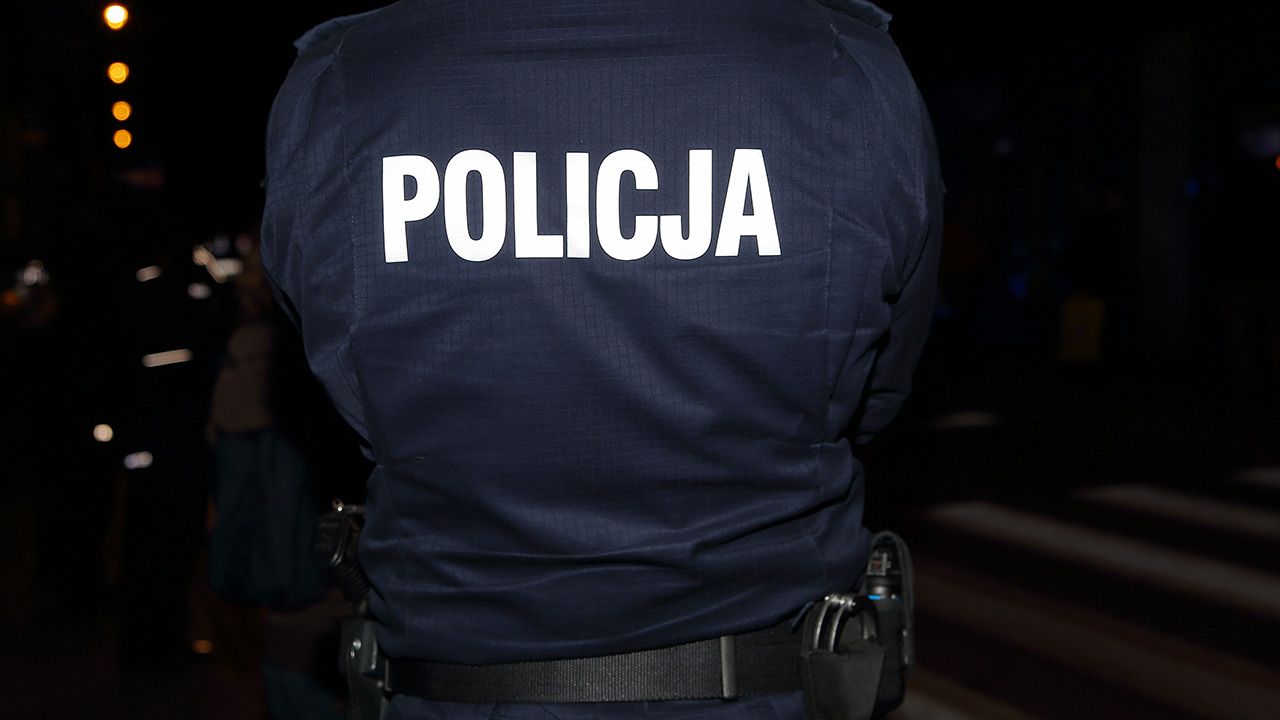 Funkcjonariusze zabrali dziennikarza na komendę (fot. Shutterstock) Funkcjonariusze zabrali dziennikarza na komendę (fot. Shutterstock)