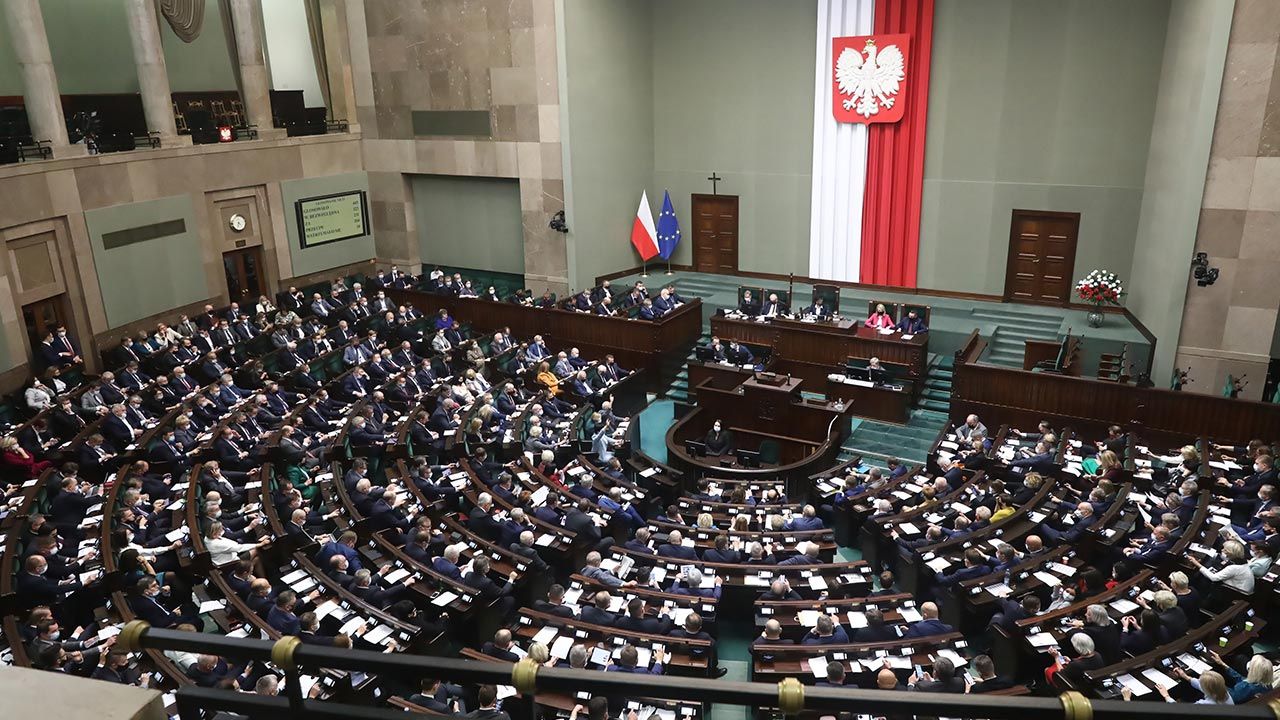 Partia Jarosława Kaczyńskiego z wysokim poparciem (fot. PAP/Tomasz Gzell) Partia Jarosława Kaczyńskiego z wysokim poparciem (fot. PAP/Tomasz Gzell)