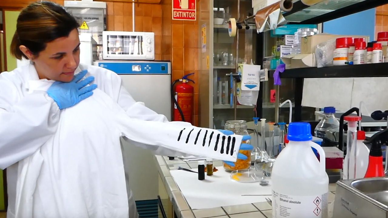 Naukowcy z Malagi wynaleźli substancję pomagającą wytworzyć ładunki elektryczne. (fot. YouTube/Universidad de Málaga)