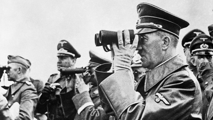 Adolf Hitler na przedpolach broniącej się Warszawy we wrześniu 1939 roku. Fot. CORBIS/Corbis via Getty Images