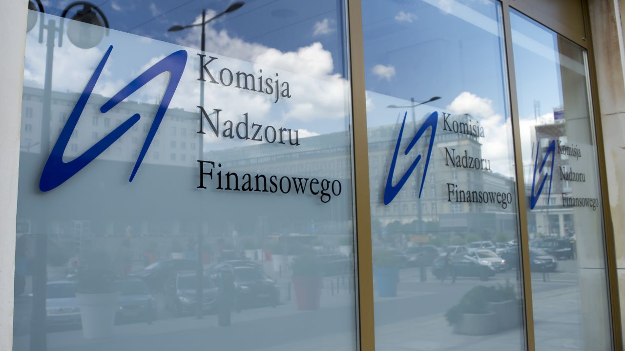 Agenci CBA weszli w czwartek do siedziby KNF (fot. tvp.info/Paweł Chrabąszcz)