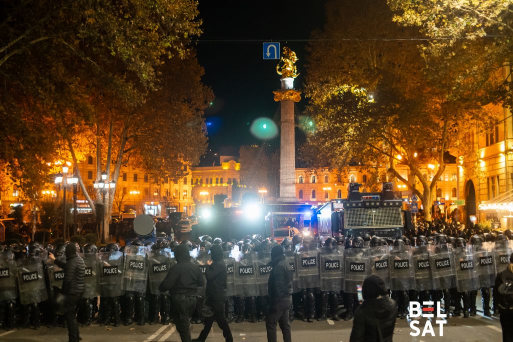 Акцыя пратэсту на плошчы Руставэлі каля парламенту Грузіі. Тбілісі, Грузія. 28 лістапада 2024 года. Фота: Белсат