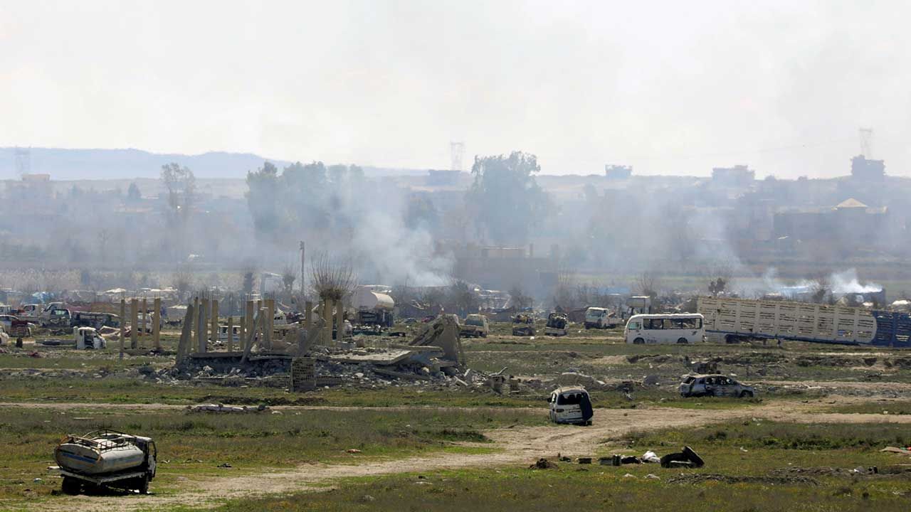 Terytoria pod kontrolą ISIS zajmują już zaledwie kilkadziesiąt kilometrów kwadratowych (fot. REUTERS/Rodi Said) Terytoria pod kontrolą ISIS zajmują już zaledwie kilkadziesiąt kilometrów kwadratowych (fot. REUTERS/Rodi Said)