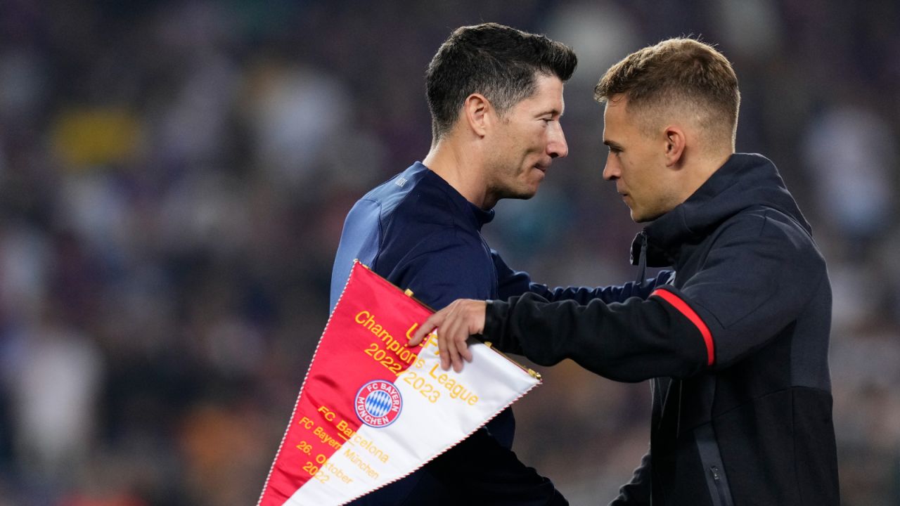 Robert Lewandowski (L) oraz Josua Kimmich (P) w meczu Barcelony z Bayernem Monachium (fot. Getty)
