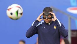 Kylian Mbappe zagra z Polską w specjalnej masce (fot. Getty)