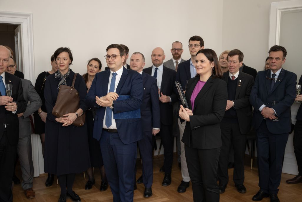 Міністр замежных справаў Чэхіі Ян Ліпаўскі і выбраная прэзідэнтка Беларусі Святлана Ціханоўская на адкрыцці Офісу дэмакратычных сілаў Беларусі ў Празе (Фота: Офіс Святланы Ціханоўскай)