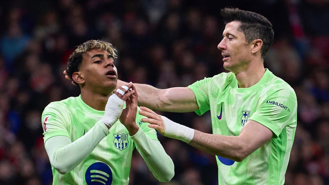Robert Lewandowski i Lamine Yamal (fot. Getty).
