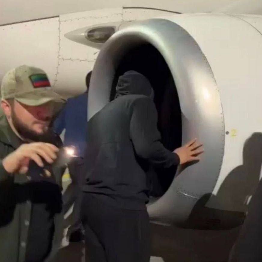 Пошук габрэяў у турбіне самалёта (Фота: Sota / Telegram)