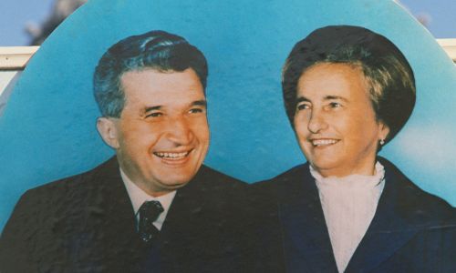 Medalion z wizerunkami Nicolae Ceaușescu oraz jego żony Eleny z 1989 roku. Fot. Bernard Bisson/Sygma via Getty Images
