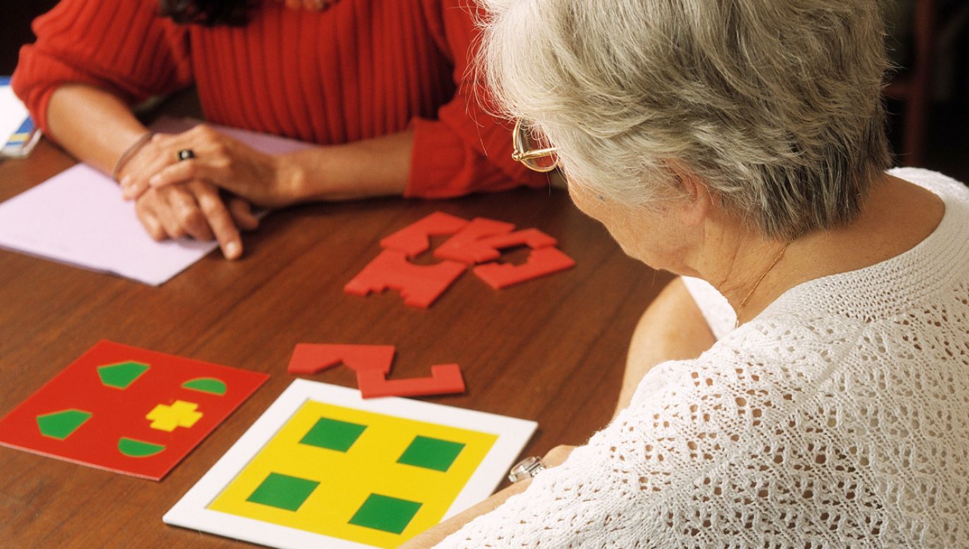 Liczba osób z chorobą Alzheimera rośnie szybciej, niż odsetek osób w wieku podeszłym (fot. BSIP/UIG Via Getty Images)