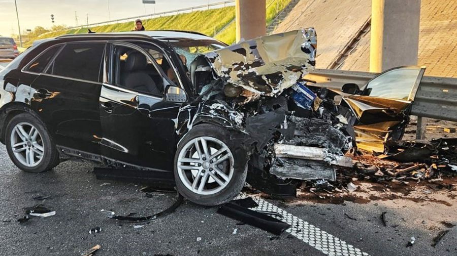 Tragiczny finał jazdy pod prąd trasą S8 w pobliżu Ostrowi Mazowieckiej (fot. Policja mazowiecka)