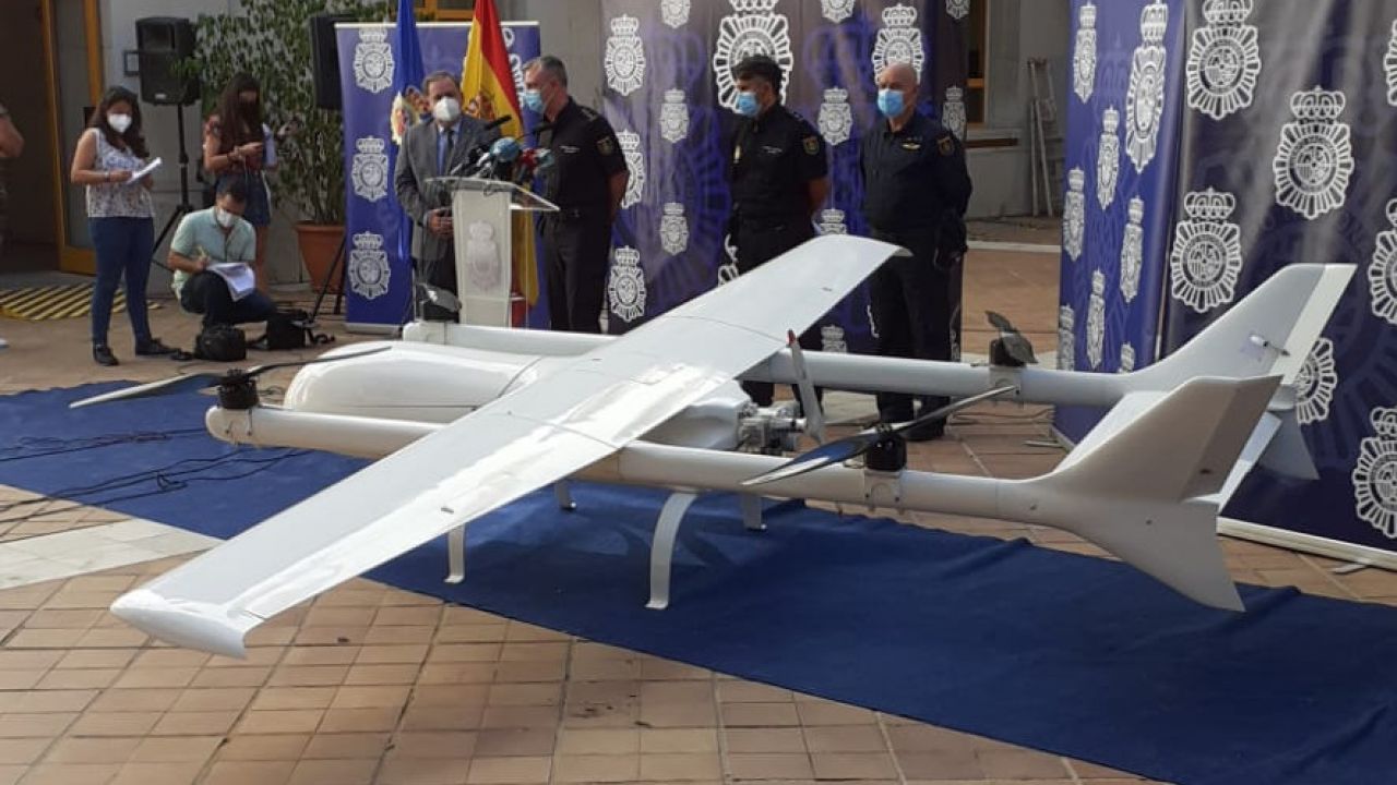 Nowoczesny dron mógł utrzymywać się w powietrzu przez siedem godzin (fot. Policia Nacional)