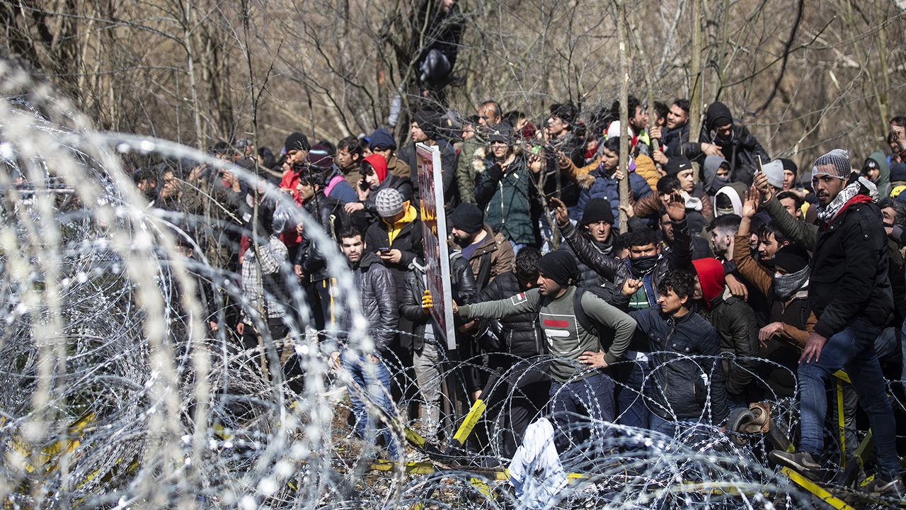 UE zapowiedziała pomoc dla Grecji, która zmaga się z falą migrantów z Turcji (fot. Gokhan Balci/Anadolu Agency via Getty Images)