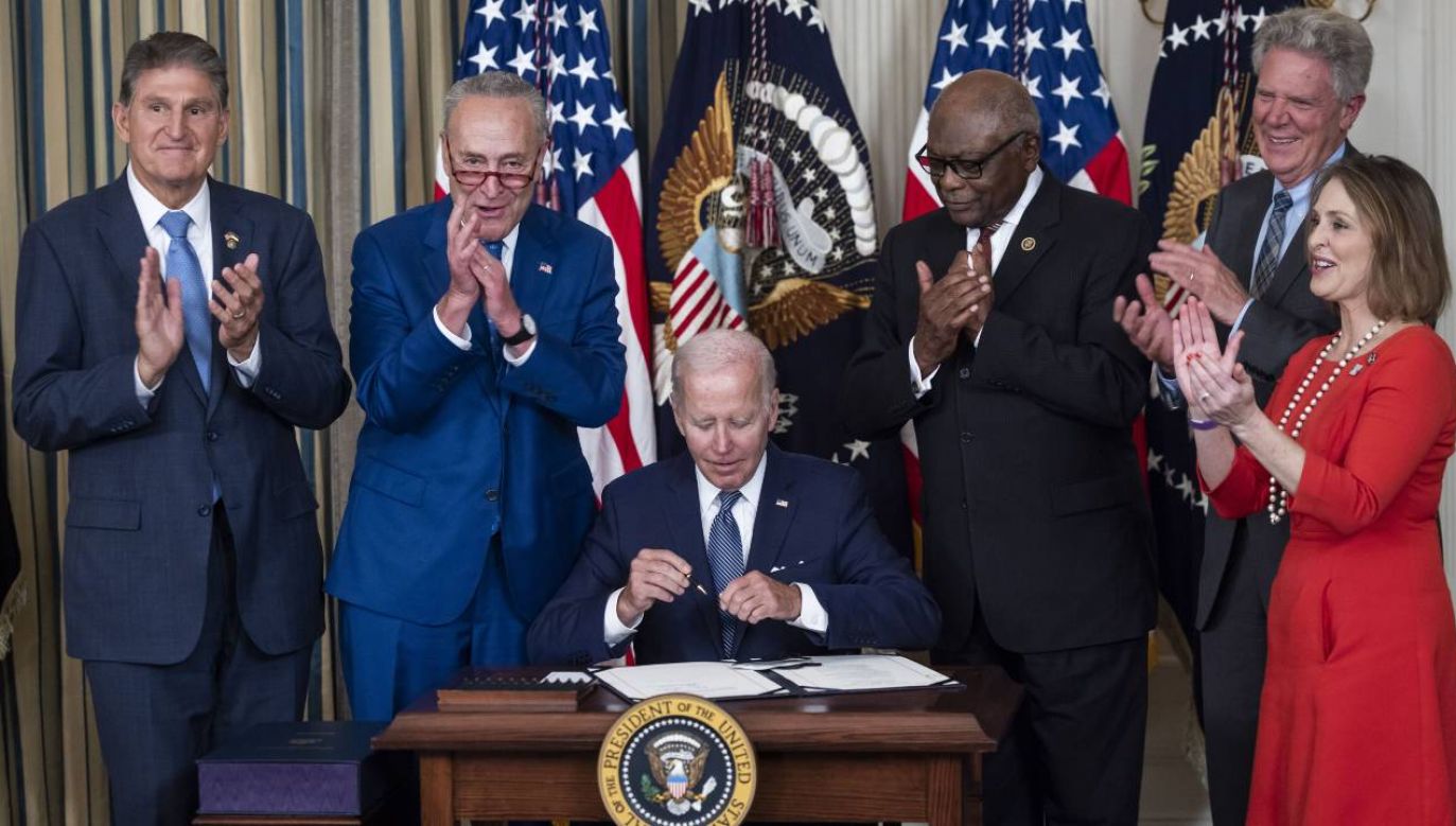 Prezydent USA Joe Biden podpisał ustawę Inflation Reduction Act (fot. PAP/EPA/JIM LO SCALZO)