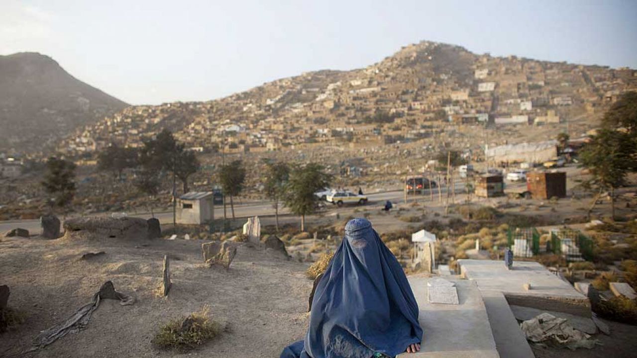 Kobiety muszą nosić burki i być eskortowane przez męskiego krewnego – to rozkazy talibów (fot.  Majid Saeedi/Getty Images)