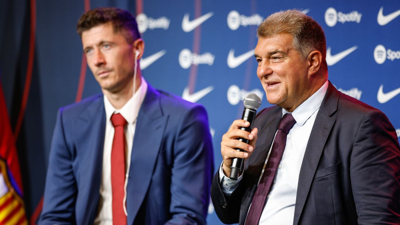 Robert Lewandowski i Joan Laporta (fot. Getty)