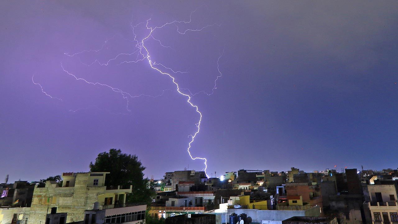 Meteorolodzy ostrzegają przed kolejnymi burzami (fot. Vishal Bhatnagar/NurPhoto via Getty Images) Meteorolodzy ostrzegają przed kolejnymi burzami (fot. Vishal Bhatnagar/NurPhoto via Getty Images)