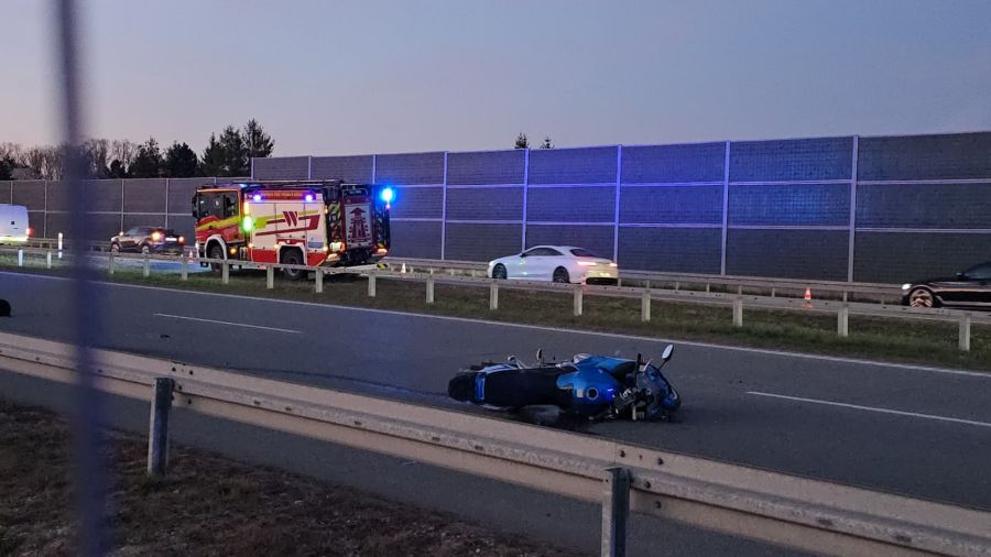Śmiertelny wypadek na S7 pod Grójcem. Nie żyje motocyklista po zderzeniu z samochodem