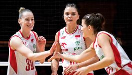 Dominika Pierzchała (w środku, fot. Volleyball World)