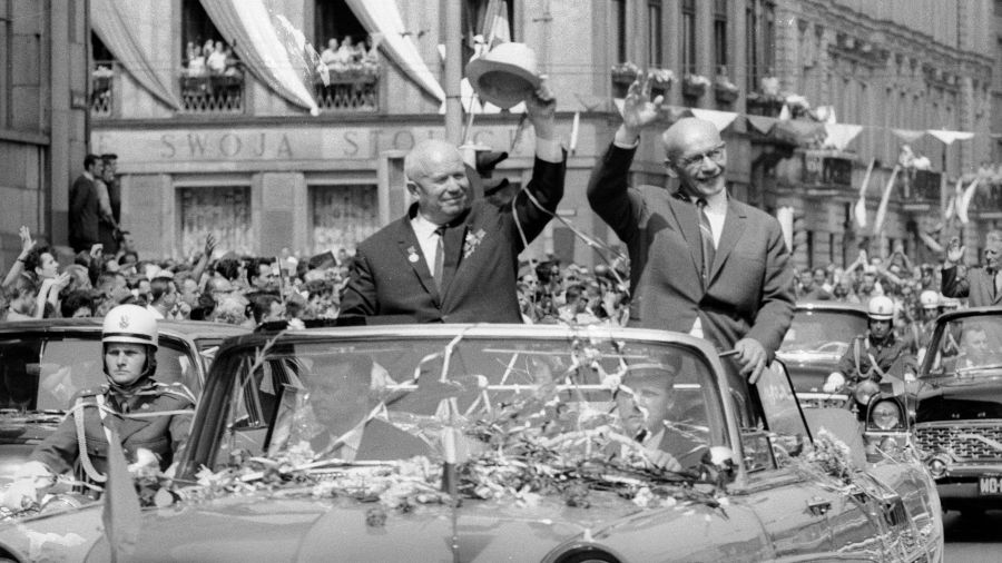 Lipiec1964 r. I Sekretarz KPZR Nikita Chruszczow przybywa z wizytą do Polski z okazji XX-lecia PRL. Na zdjęciu: przejazd gościa wraz z I sekretarzem PZPR Władysławm Gomułką limuzyną Czajka przez centrum Warszawy. Fot. Jerzy Michalski/ Archiwum RSW/Forum