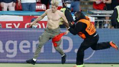 Fan na murawie Wembley w trakcie finału Euro 2020 (fot. Getty)