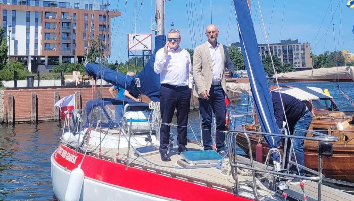 Wicepremier, szef MKiDN Piotr Gliński uczestniczył w uroczystości powitania jachtu.(fot. TT/@kultura_gov_pl)