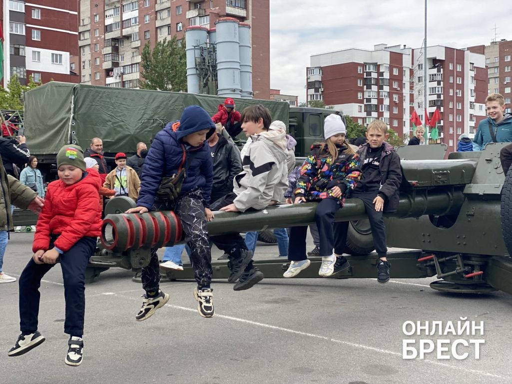 Дзеці гуляюць з вайсковай тэхнікай ў Берасці. Фота: onlinebrest.by