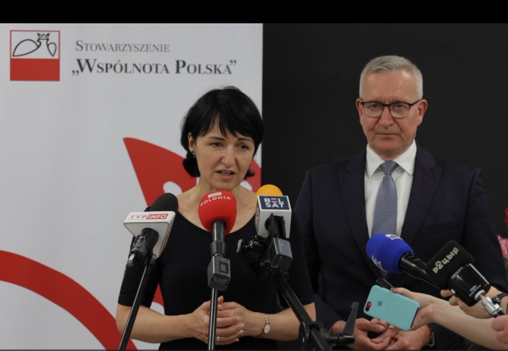 На прэс-канферэнцыі Гэнрыкі Масьціцкай-Дэндыс, намесніцы міністра замежных справаў і Робэрта Тышкевіча (справа), упаўнаважанага Сенату Польшчы ў справе польскай дыяспары і палякаў за мяжою. Беласток, Польшча. 24 траўня 2024 года. (Фота: Белсат)