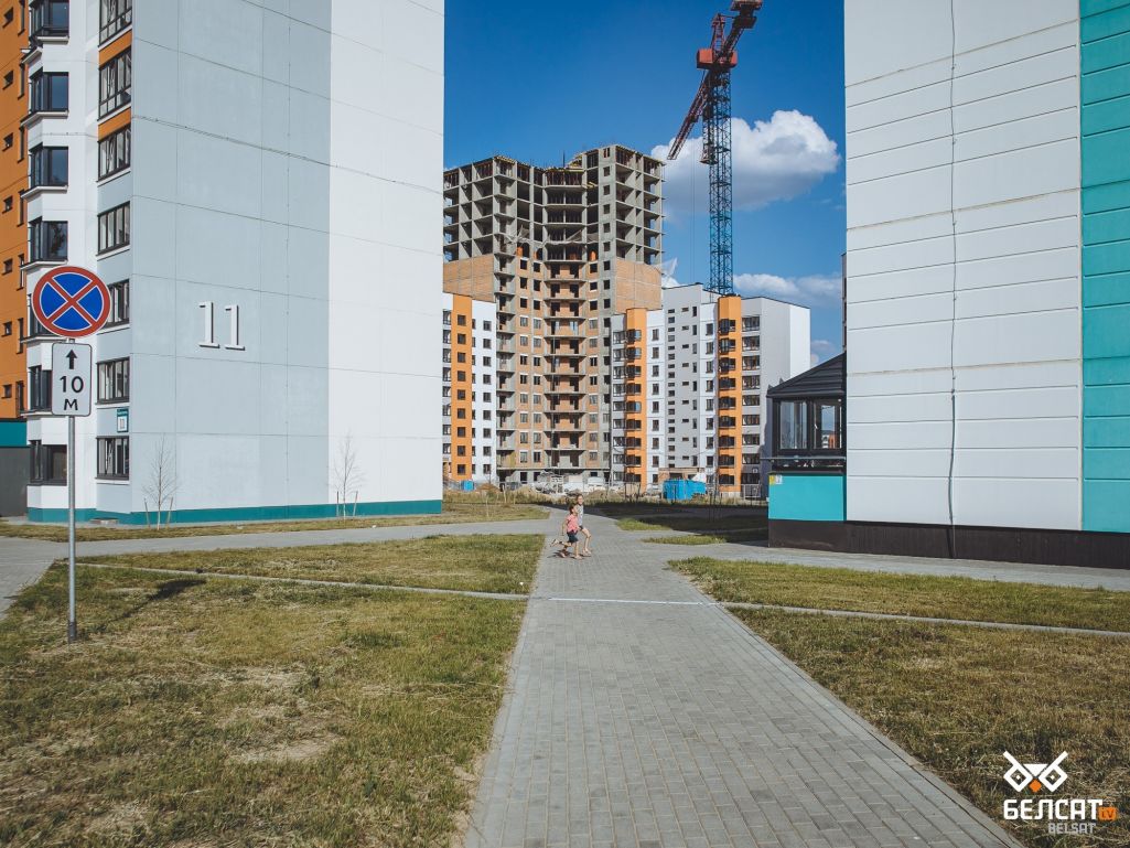 Дамы № 11 і № 13 на вуліцы Алоўнікава ў жылым раёне Лошыца. Менск, Беларусь. 25 ліпеня 2021 года. (Фота: АВ / Белсат)