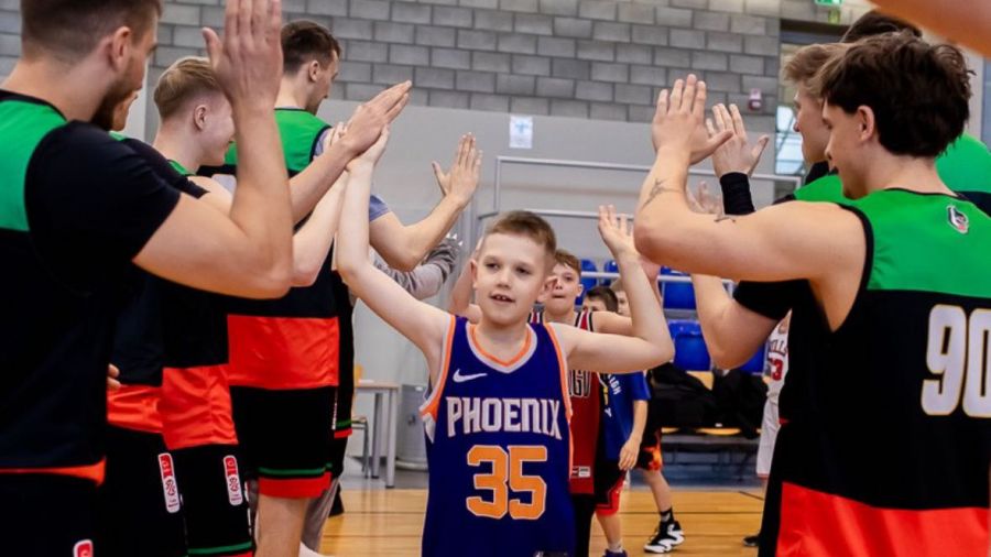Młodzi fani mogli spotkać się z koszykarzami podczas wyjątkowego treningu, wspólnie poćwiczyć i poznać lepiej swoich idoli.  Fot. GKS Tychy