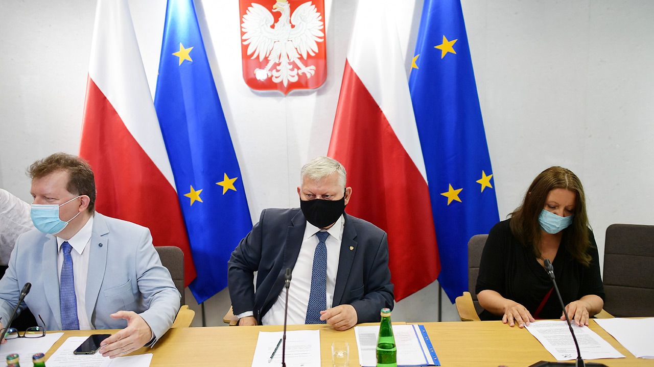 Sejmowa komisja kultury i środków przekazu debatowała nad projektem nowelizacji ustawy o radiofonii i telewizji (fot. PAP/Marcin Obara) Sejmowa komisja kultury i środków przekazu debatowała nad projektem nowelizacji ustawy o radiofonii i telewizji (fot. PAP/Marcin Obara)