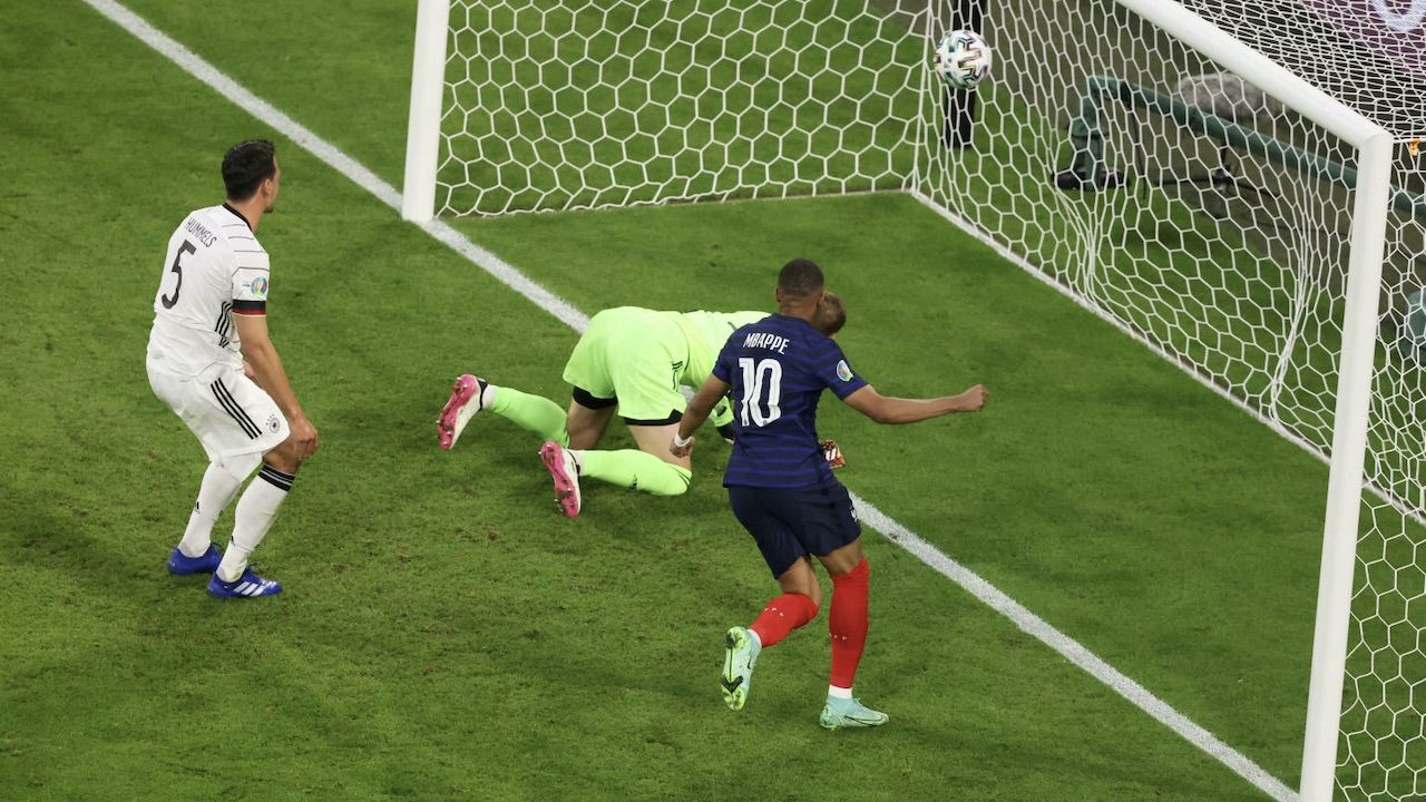 Samobójczy gol Hummelsa (fot. Getty) Samobójczy gol Hummelsa (fot. Getty)