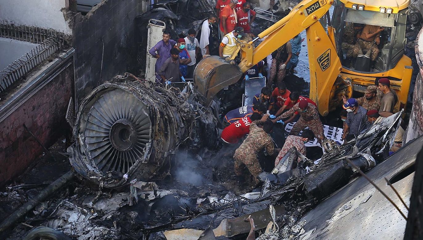 Katastrofa Lotnicza Airbusa Karaczi Pakistan Maszyna Runela Na Ziemie Wideo Wieszwiecej Tvp Info
