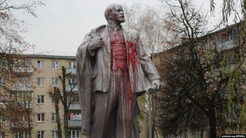 Помнік Леніна ў горадзе, Ліда абліты чырвонай фарбай. 7 лістапада 2016 году. Здымак мае ілюстрацыйны характар. Фота: svaboda.org