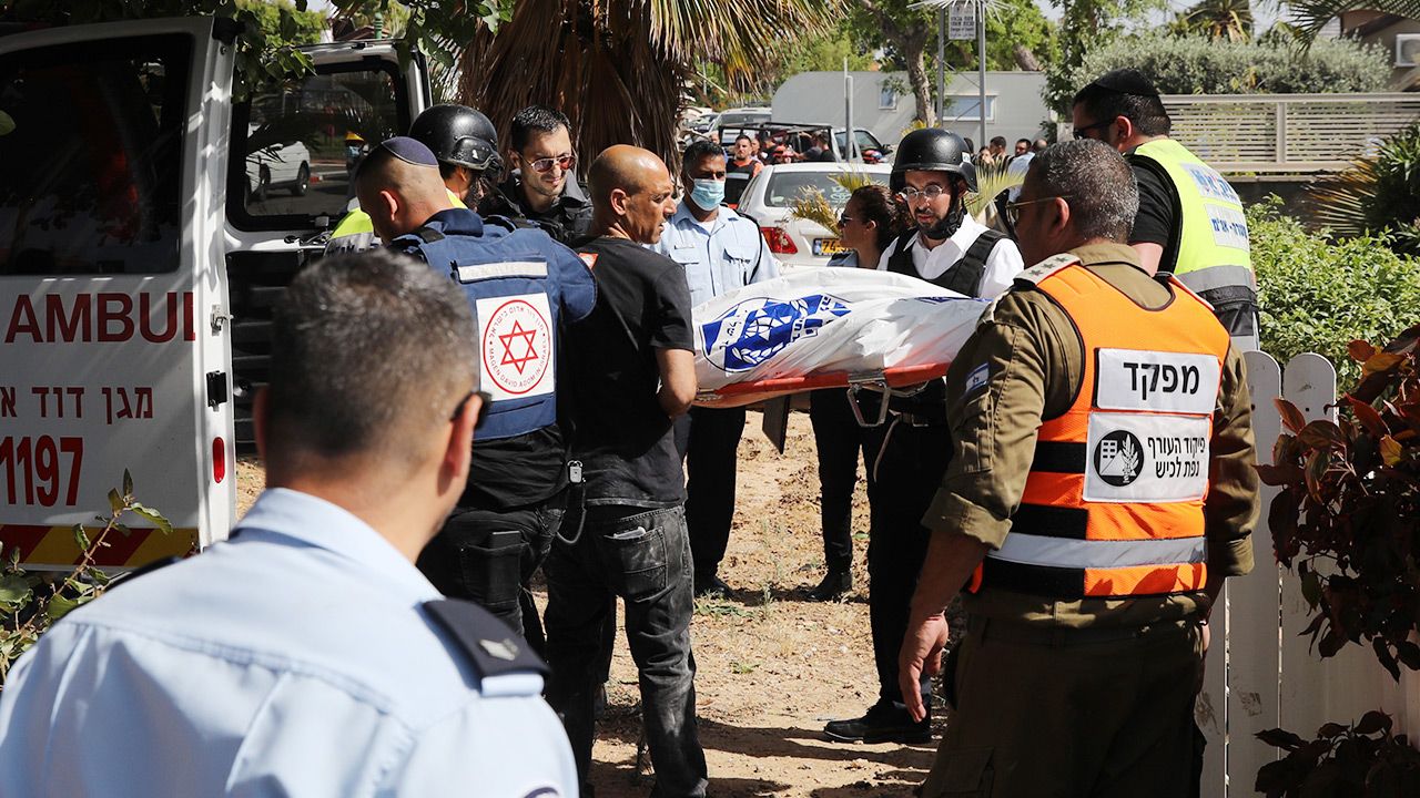Rakiety spadają na obiekty cywilne w Izraelu i Palestynie (fot. PAP/EPA/ABIR SULTAN)