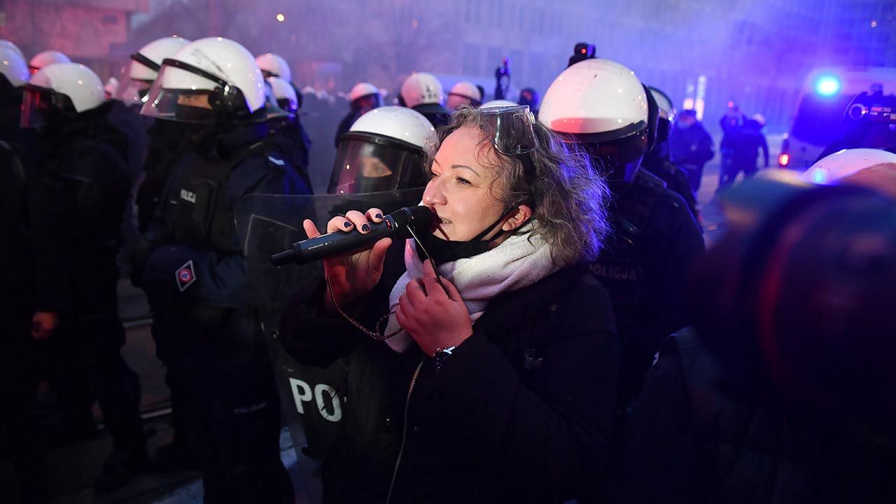 Wulgarne komentarze pod adresem policjantów to na proaborcyjnych strajkach norma (fot. PAP/Radek Pietruszka)