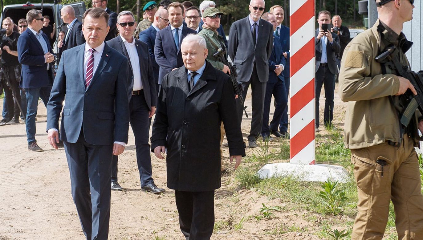 Szef MON Mariusz Błaszczak (z lewej) i prezes PiS Jarosław Kaczyński (fot. TT/@pisorgpl)